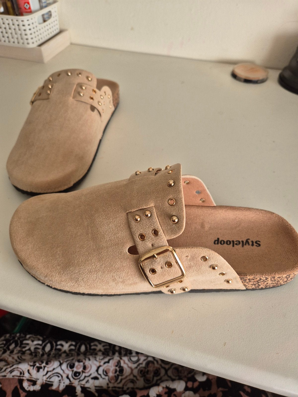 Nieuwe beige slippers met gesp en studs, maat 41, Slippers, Beige, Nieuw, Styleloop