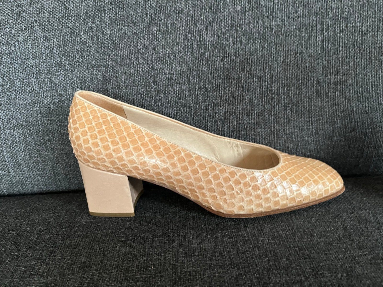 Bally pumps van leer met 6 cm hak maat 38,5, Ophalen of Verzenden, Gedragen, Beige, Pumps