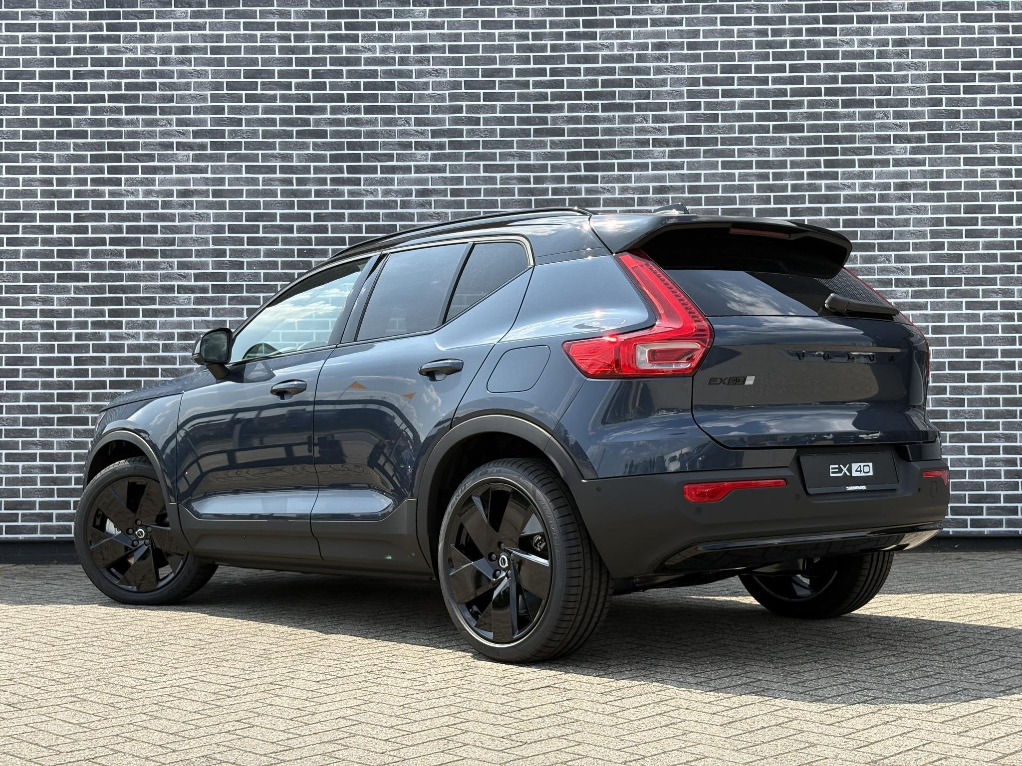 Volvo EX40 Single Motor Extended Range Ultra Black Edition E, Auto's, Volvo, Automaat, 12 maanden, Achterwielaandrijving, Blauw