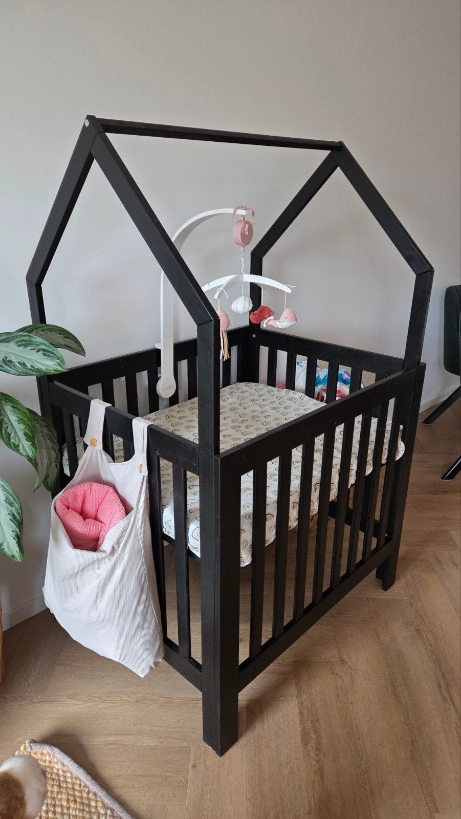 Kinderbox huisjesvorm zwart met verstelbare bodem en matras, Ophalen, Gebruikt, Overige vormen, In hoogte verstelbaar