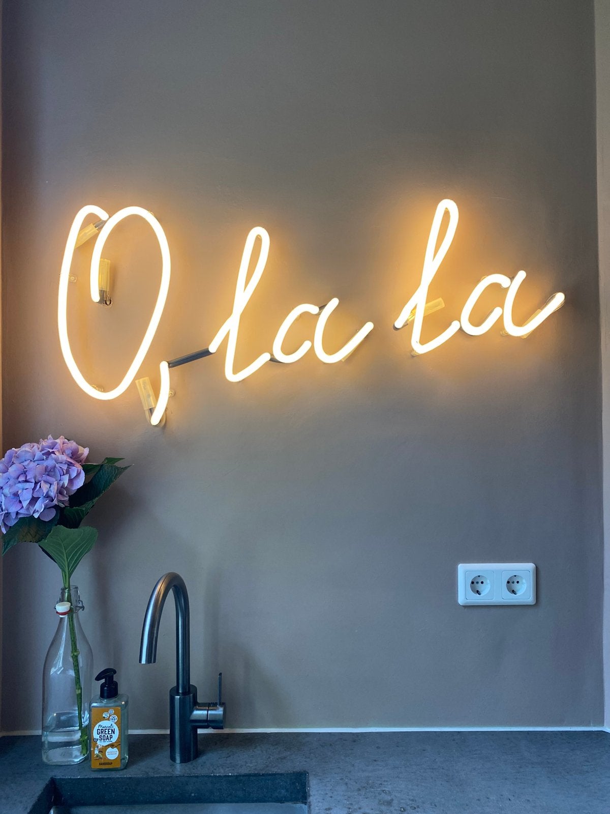 Neon letters OLALA, Ophalen, Zo goed als nieuw