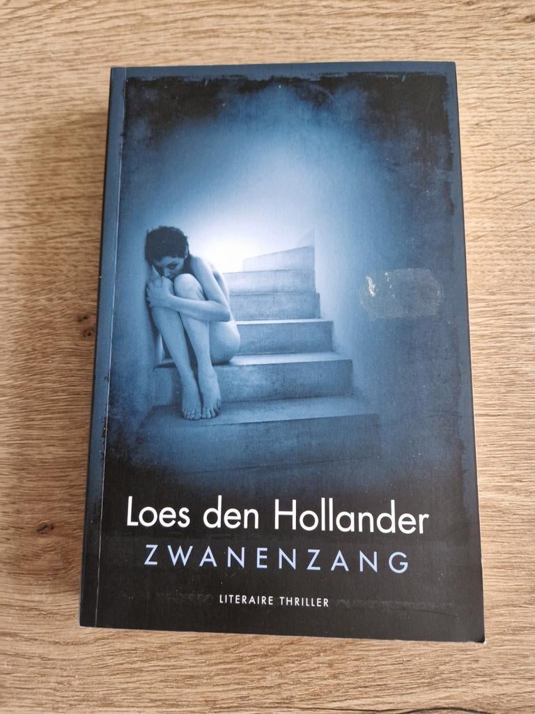 Zwanenzang - Loes den Hollander (Literaire thriller), Ophalen of Verzenden, Zo goed als nieuw