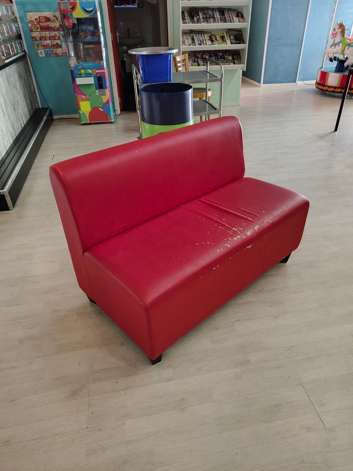 Horeca bankjes - Rood en Zwart, Ophalen, Kunststof, Gebruikt, Minder dan 75 cm