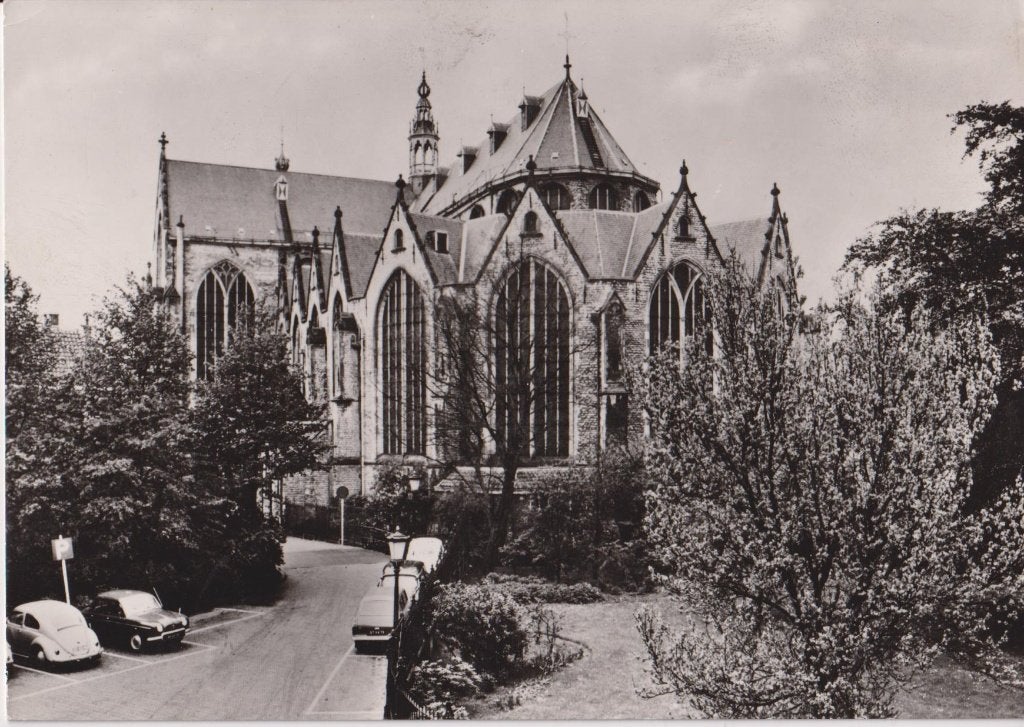 Gouda St Janskerk, met auto's Renault Dauphine, VW Kever, Ophalen of Verzenden, 1960 tot 1980, Ongelopen, Zuid-Holland