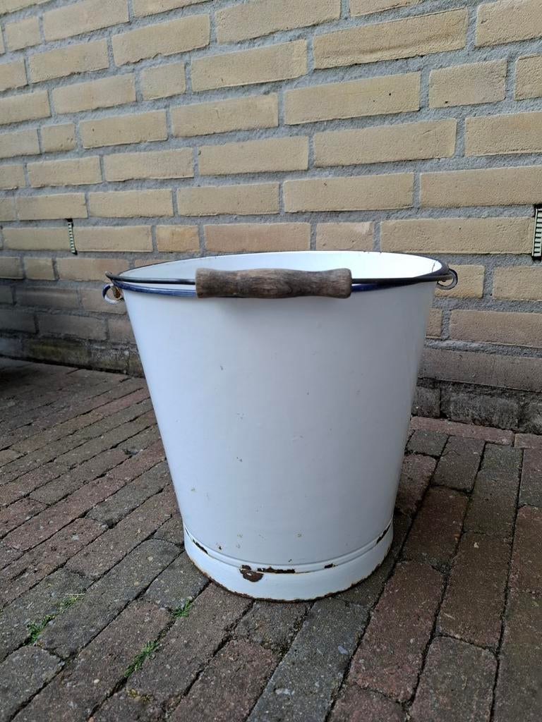Oude emaille emmer, Ophalen