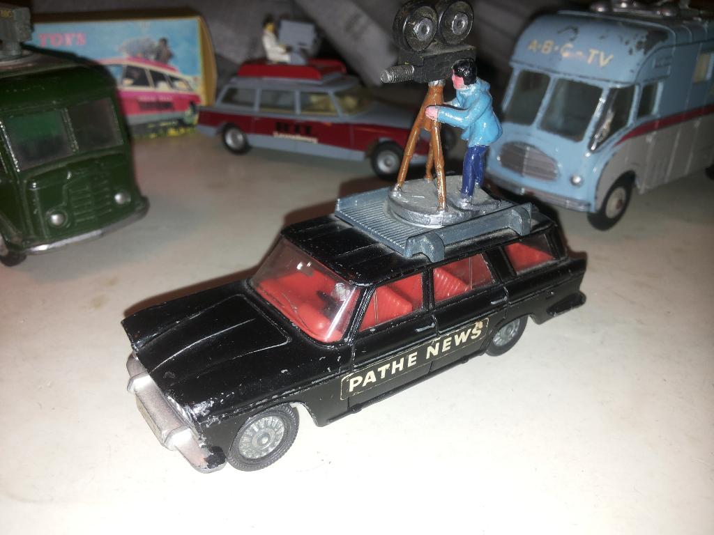dinky toys Fiat 2300 Pathe News no281, Ophalen of Verzenden, Gebruikt, Auto, Dinky Toys