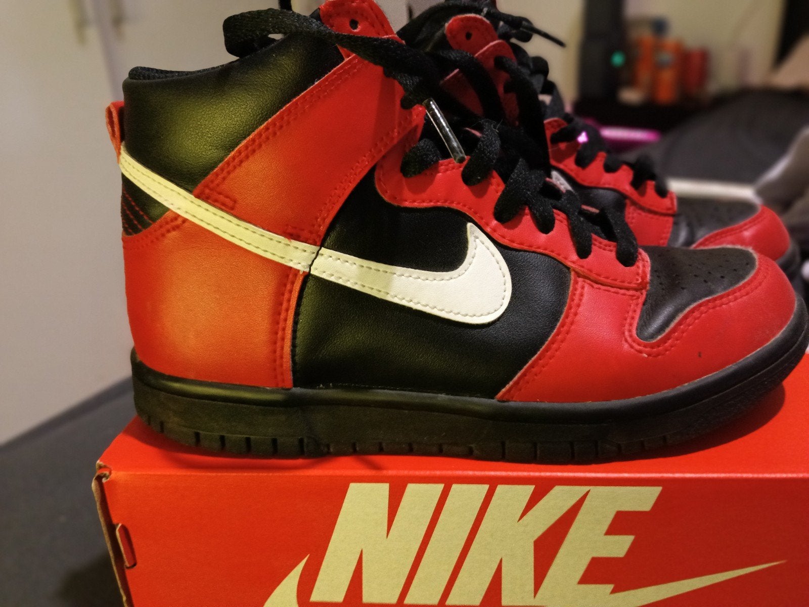 Nike Dunk High Sneakers Rood/Zwart - Maat 37.5, Gebruikt, Ophalen of Verzenden, Nike, Jongen of Meisje