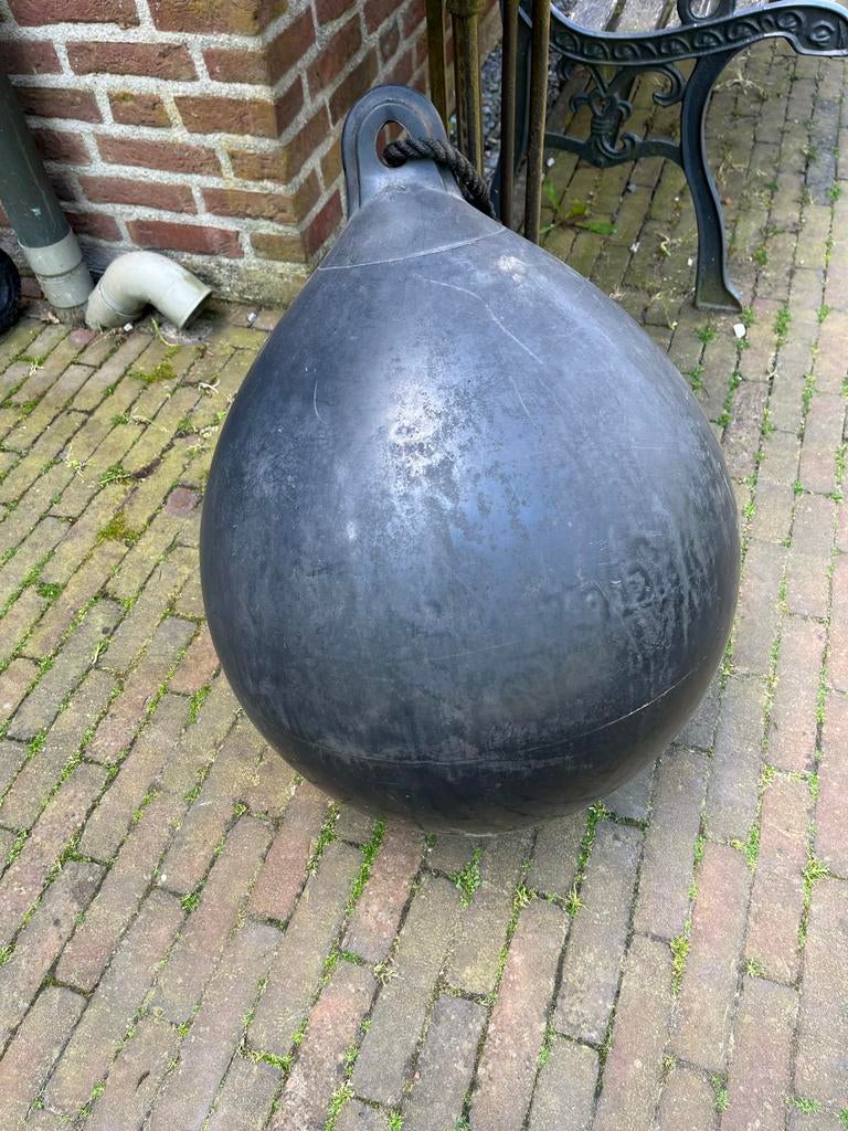 Grote zwarte boei/fender voor boot. Omtrek circa 75 cm., Ophalen, Gebruikt, Ankeren en Afmeren, Zeilboot of Motorboot