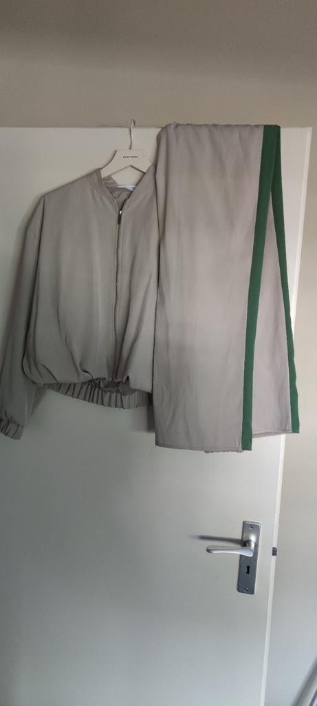 Stijlvolle beige bomberjack en broek set met groene streep, Kleding | Dames, Broeken en Pantalons, Beige, Ophalen of Verzenden