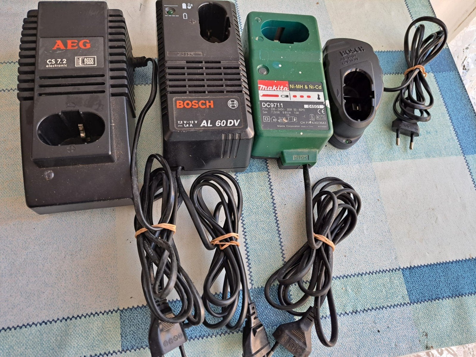 BOSCH, MAKITA EN AEG Acculaders!, Ophalen of Verzenden, Zo goed als nieuw