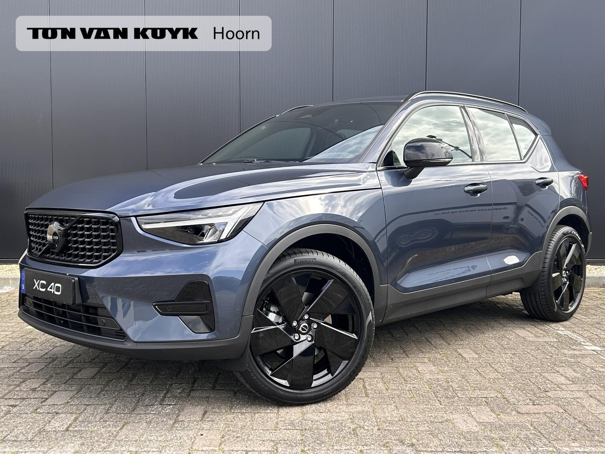 Volvo XC40 2.0 B4 Plus Black Edition Europa / Panorama dak /, 4 cilinders, 1969 cc, Blauw, Nieuw