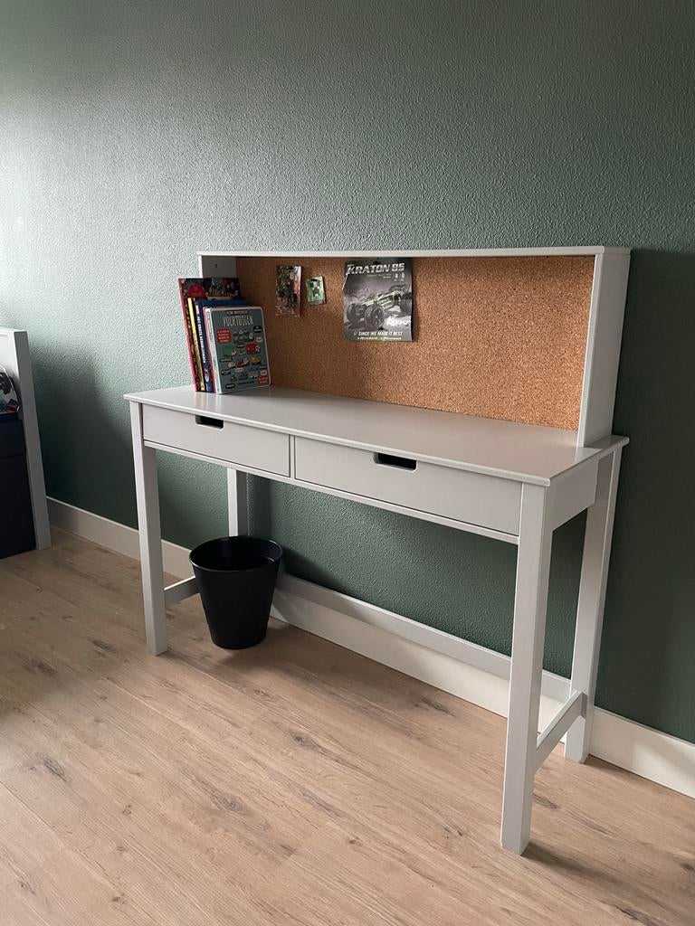 Grijs kinderbureau met prikbord en lades, Ophalen, Gebruikt, 120 cm, Kinderbureau