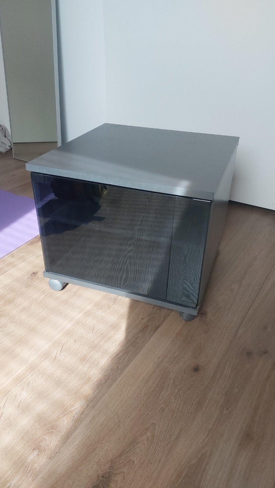 Grijs (tv-)kastje op wieltjes met glazen deur, Ophalen, 50 tot 100 cm, Zo goed als nieuw, Minder dan 100 cm