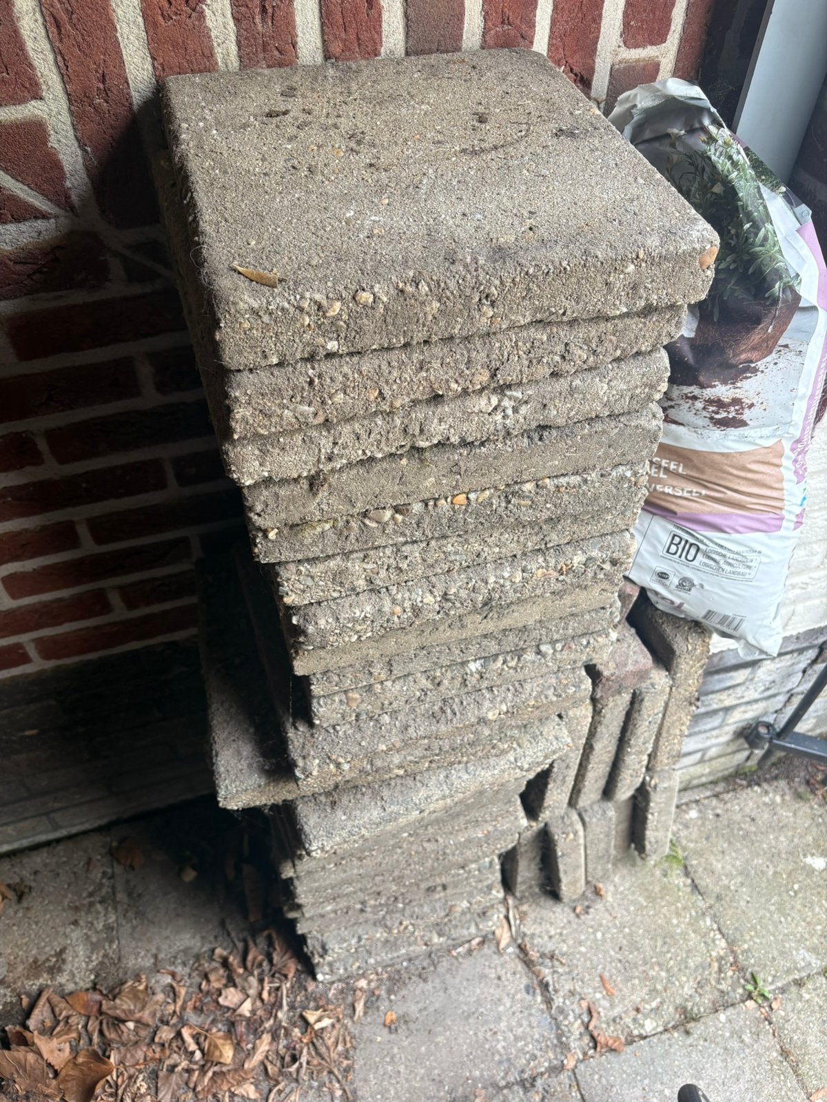 Gratis tuintegels 30x30x4. 34 stuks, Ophalen, Zo goed als nieuw, Beton, Terrastegels