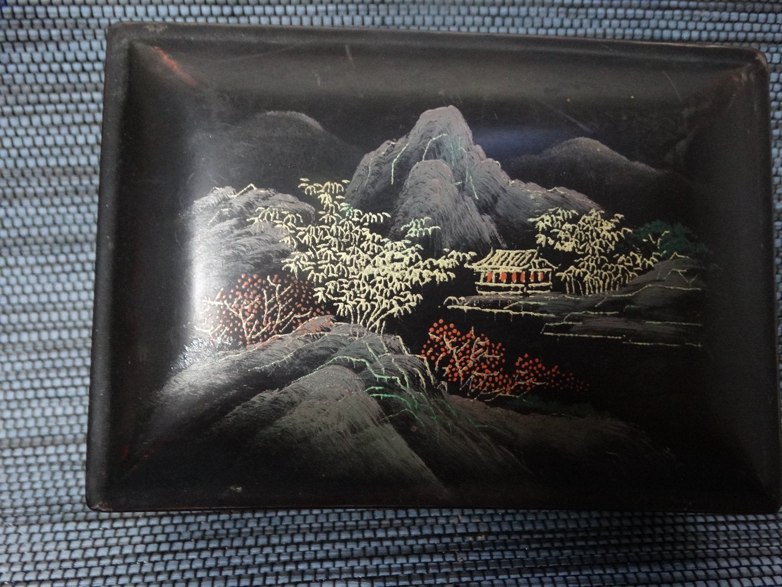 Oud Japans lakdoosje met berglandschap decoratie, Antiek en Kunst, Ophalen of Verzenden