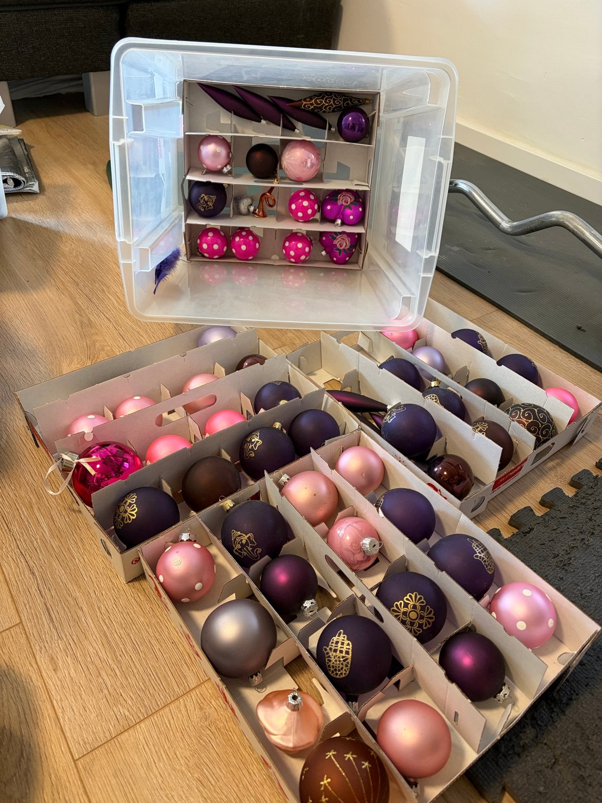 Rond de 60 kerstballen, Ophalen