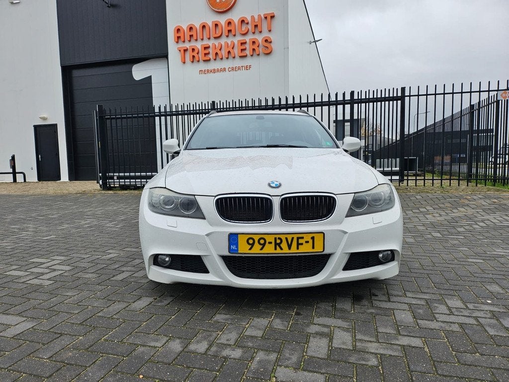 BMW 3-serie Touring 320i M Sport Edition, Euro 5, Zwart, 4 cilinders, Wit