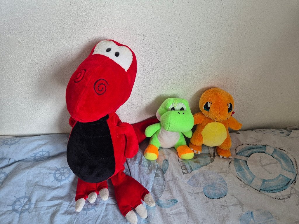 Leuke knuffels: rode dinosaurus, Yoshi en Charmander, Overige merken, Overige typen, Ophalen of Verzenden, Zo goed als nieuw