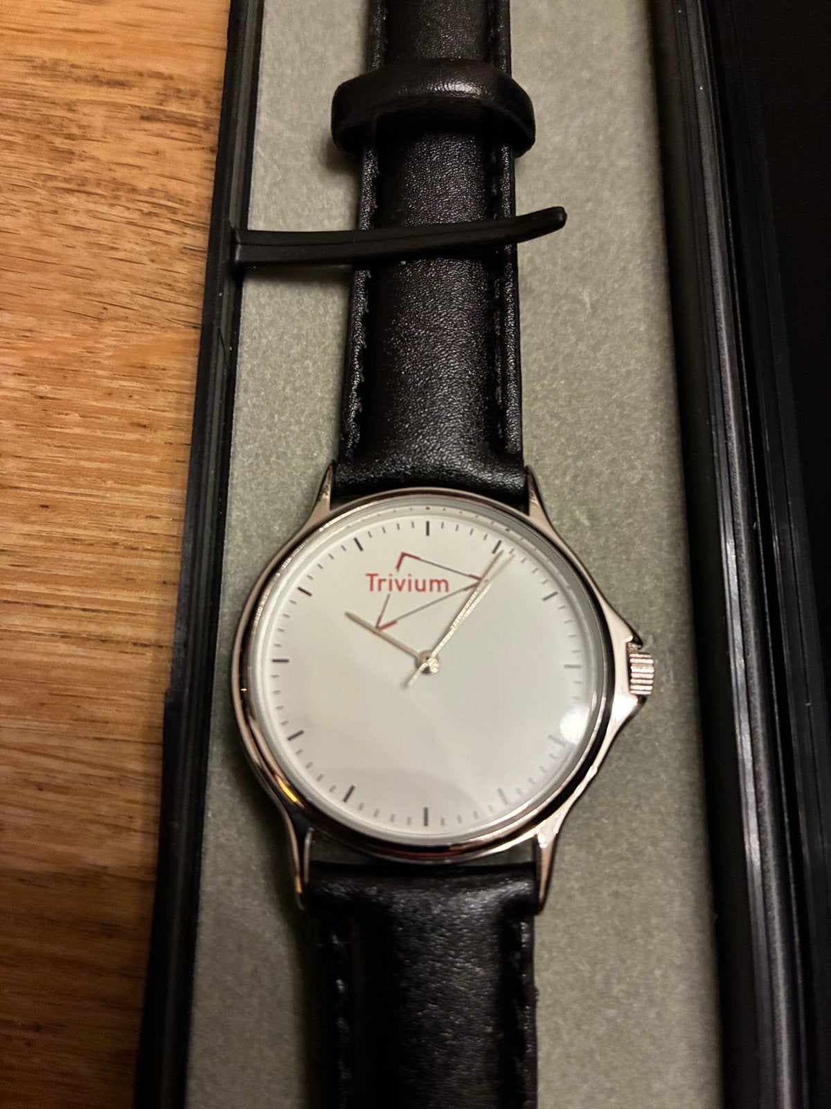 Horloge met opschrift Trivium - nieuw in luxe opbergdoos, Sieraden, Tassen en Uiterlijk, Overige merken, Leer, Staal, Polshorloge