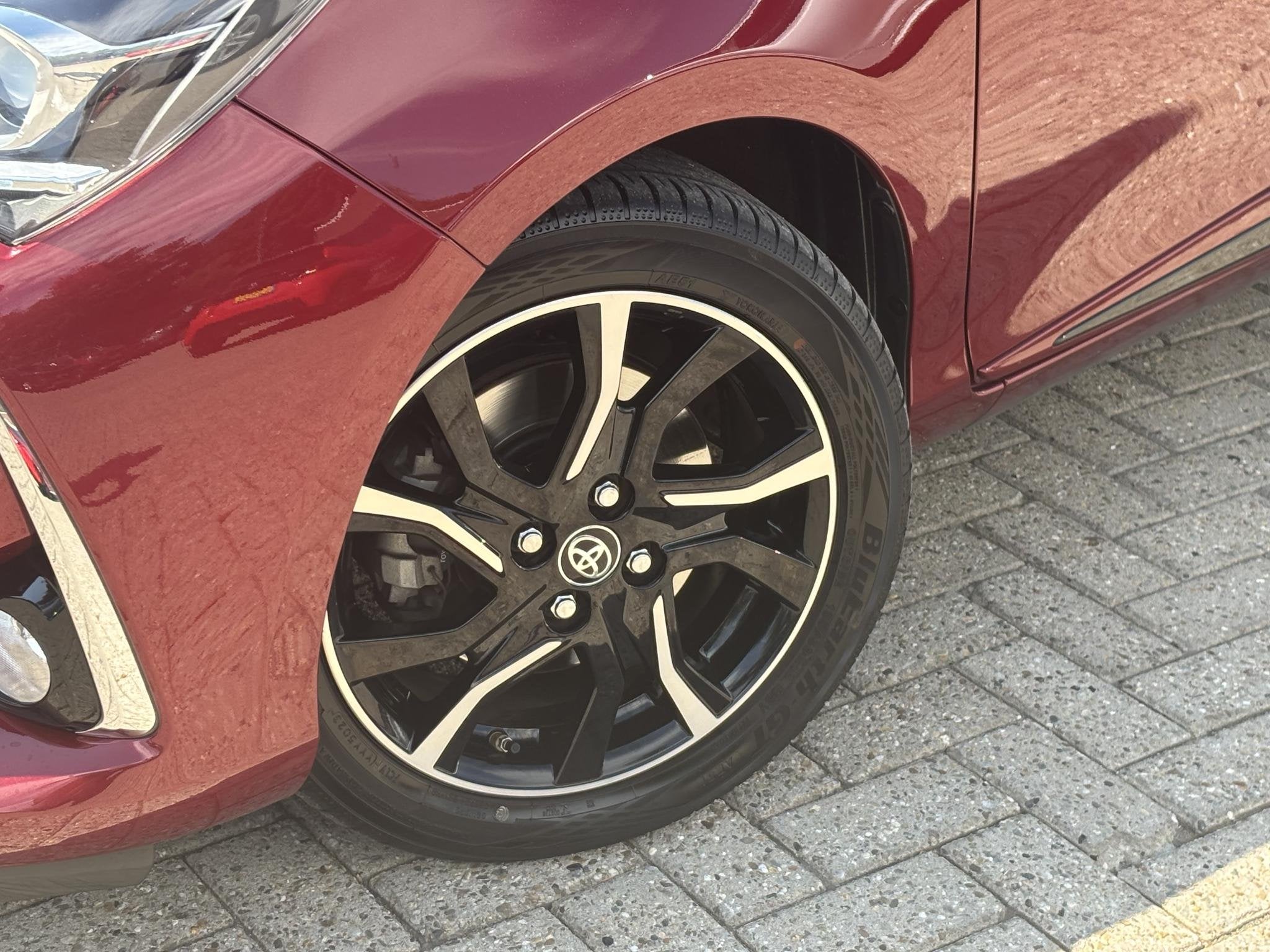 Toyota Yaris 1.5 Hybrid Bi-Tone Plus, Auto's, Gebruikt, Euro 6, 4 cilinders, 49 €/maand