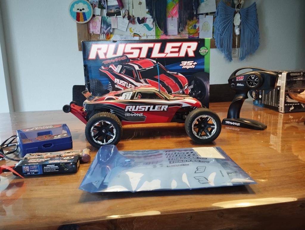 Traxxas Rustler 2WD met LiPo/NiMH accu's en lader, Hobby en Vrije tijd, Modelbouw | Radiografisch | Auto's, Elektro, Gebruikt