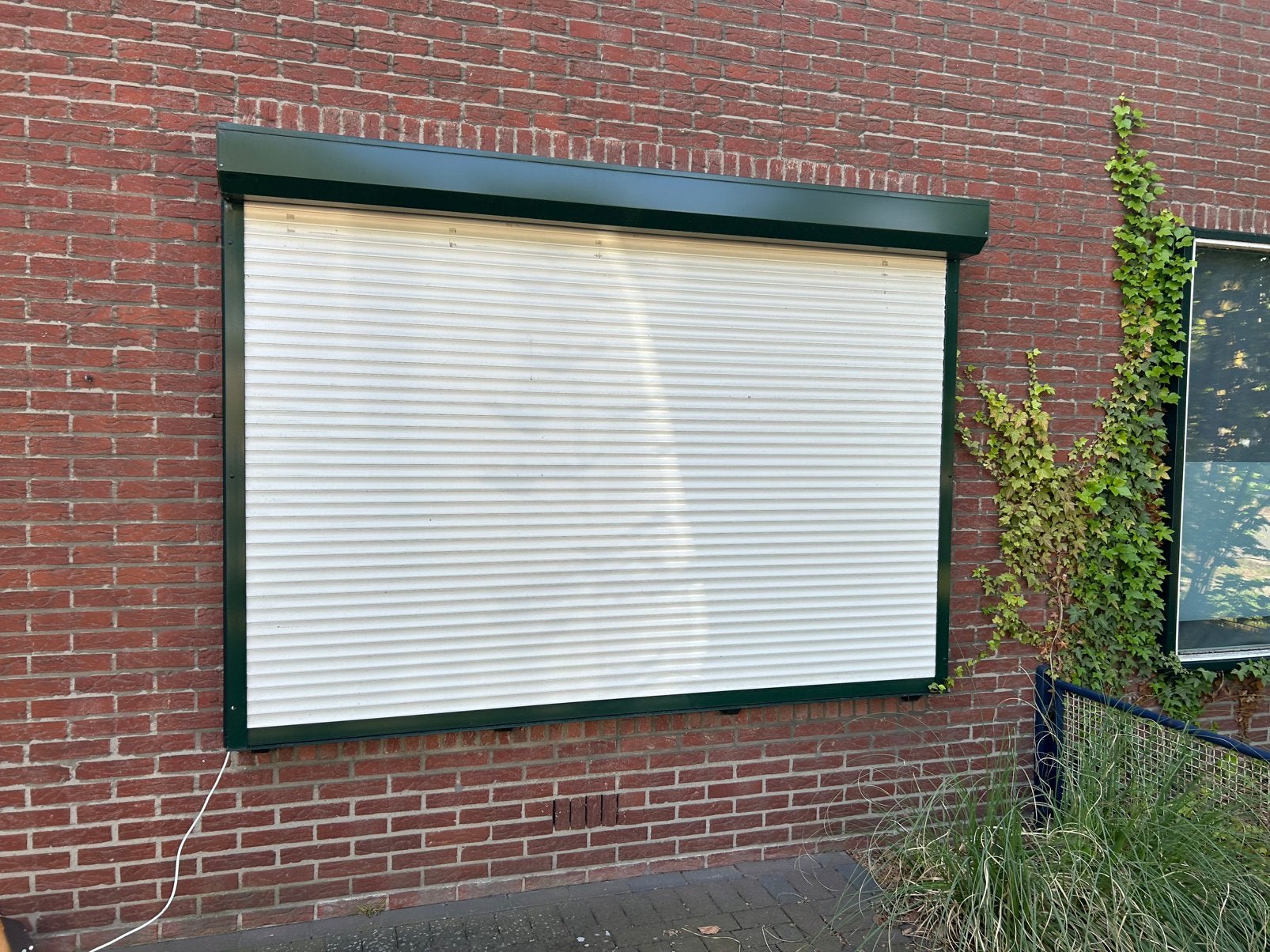 Breed Rolluik elektrisch afmeting 2535mm x 1630mm 9001, Doe-het-zelf en Verbouw, Rolluiken, Ophalen, Crème of Beige, Zo goed als nieuw