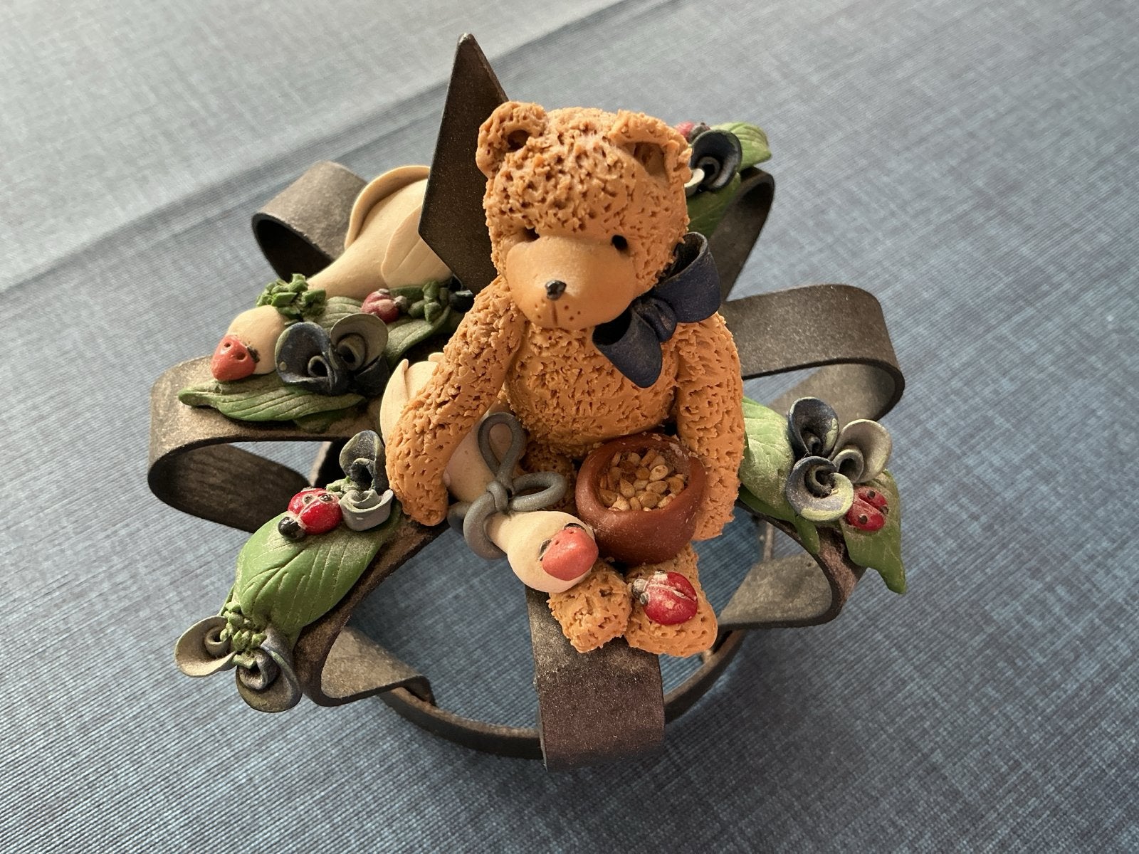 Handgemaakt Fimo Klei Beertje op Kroon Decoratie, Ophalen of Verzenden, Nieuw, Beeldje, Overige merken