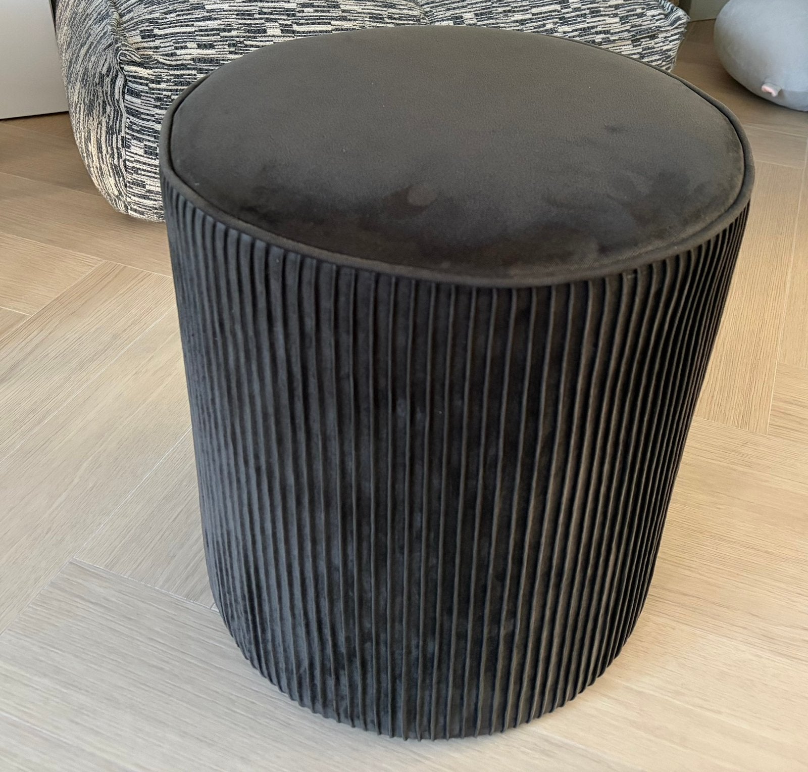 Donkergroene fluwelen poef - Stijlvol en comfortabel, Ophalen, Minder dan 50 cm, Rond, Zo goed als nieuw