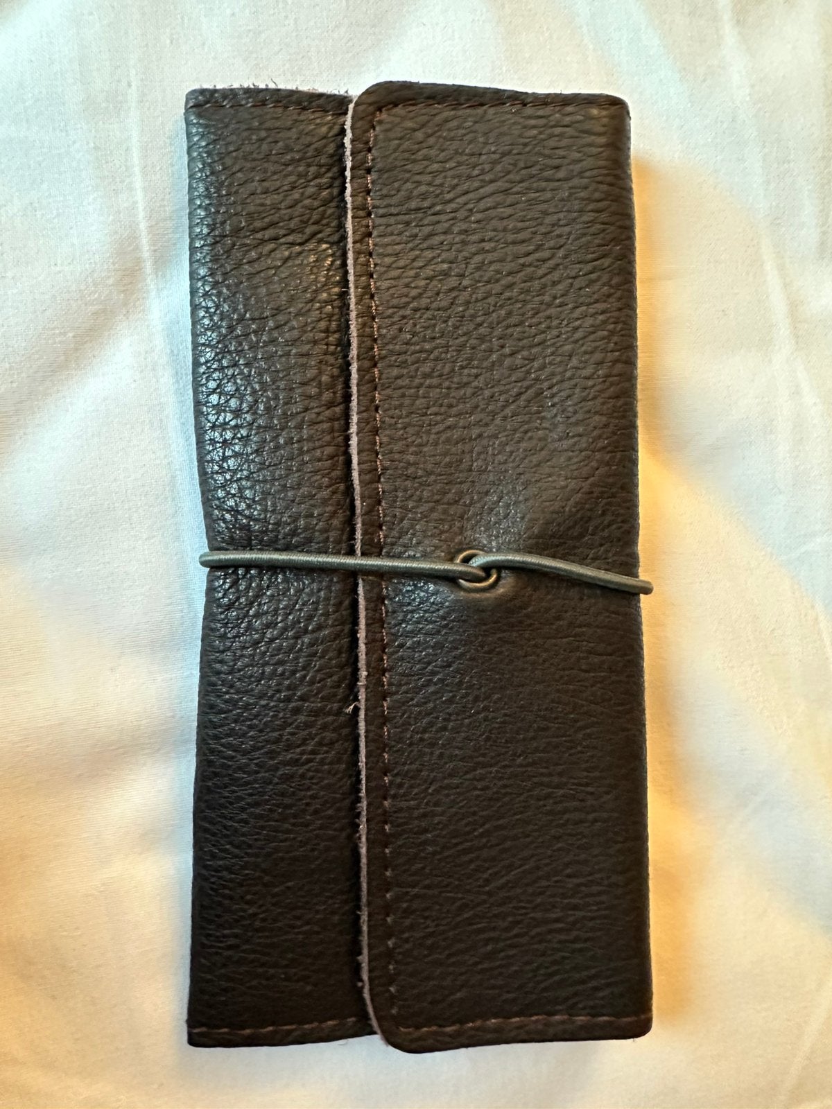 Handcrafted Dark Brown Leather Pouch – Rustic Wrap Design, Ophalen of Verzenden, Zo goed als nieuw