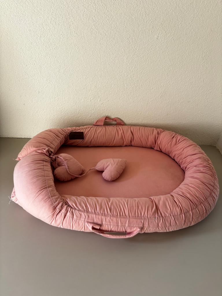 Roze baby nestje met hartjeskussens, Kinderen en Baby's, Babywiegjes en Ledikanten, Ophalen, Zo goed als nieuw, Overige typen