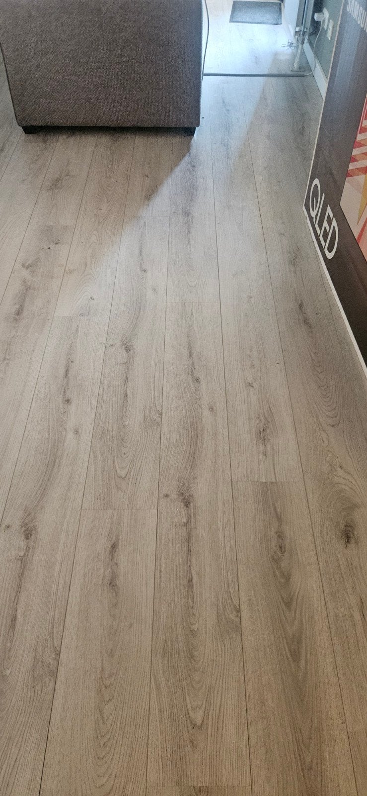 Lichtgrijze laminaatvloer, 60-65 m2, Doe-het-zelf en Verbouw, Vloerdelen en Plavuizen, Ophalen, Gebruikt, 50 tot 150 cm, 10 m² of meer