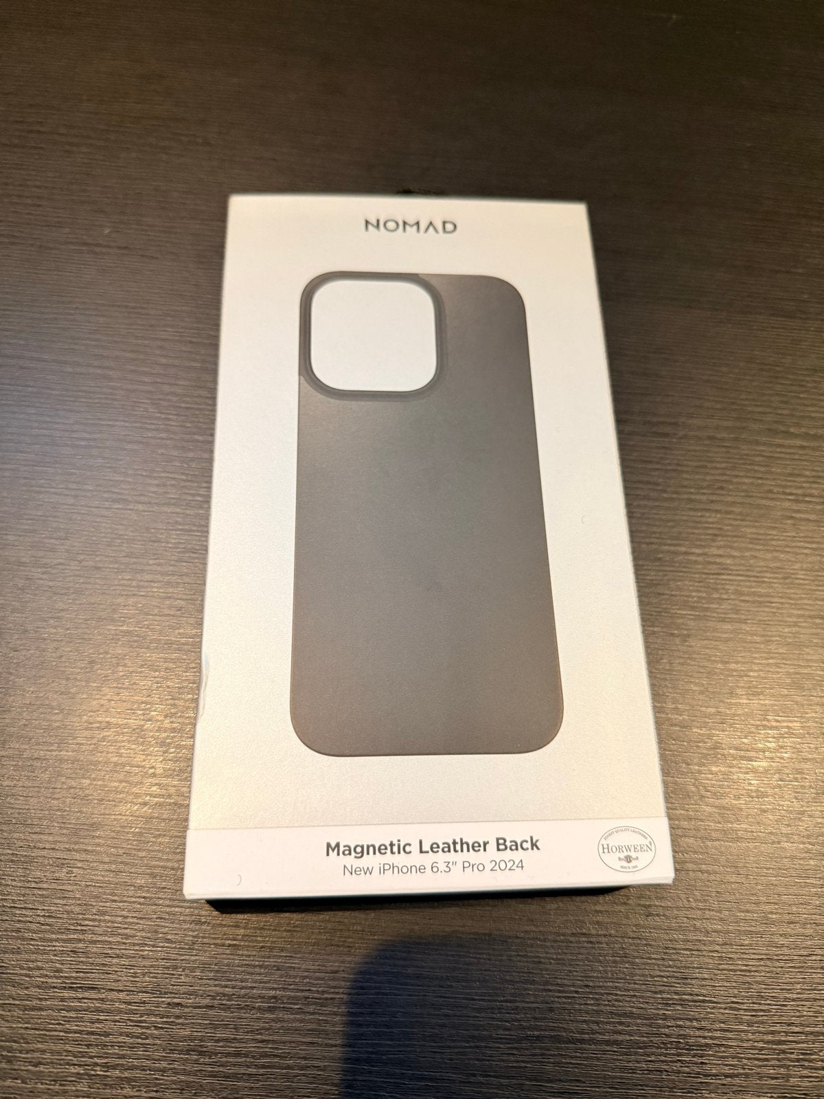 Nomad Magnetic Leather Back voor iPhone 16 pro, Zwart, MagSafe, Overige merken, Nieuw