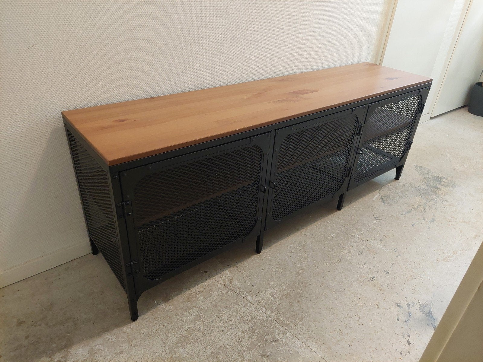 IKEA FJÄLLBO TV-meubel/dressoir - Zwart/Hout, Gebruikt, 150 tot 200 cm, Industrieel, Modern, Minder dan 100 cm