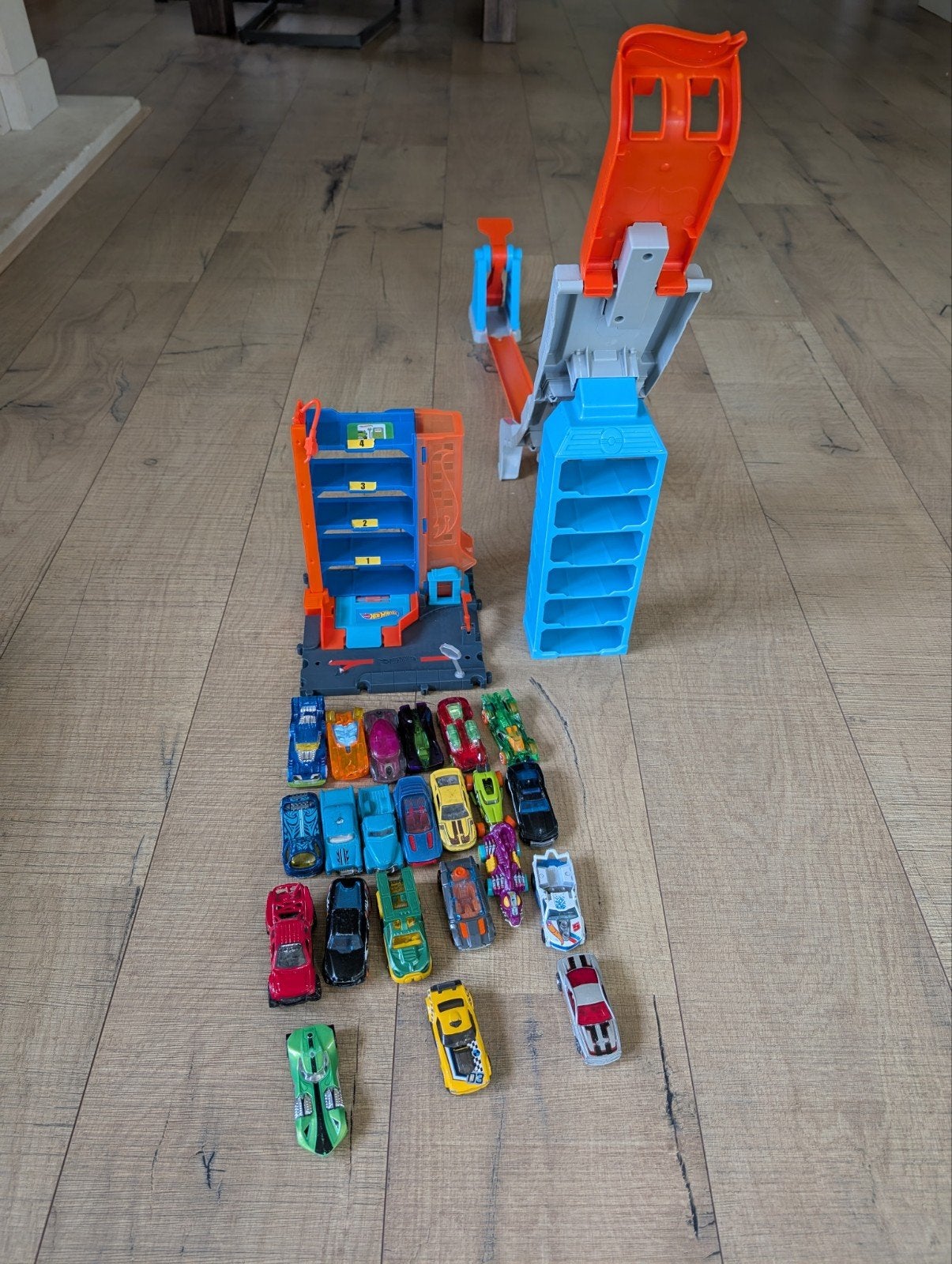 Hot Wheels racebaan met 20+ auto's en opbergrek, Kinderen en Baby's, Ophalen, Gebruikt