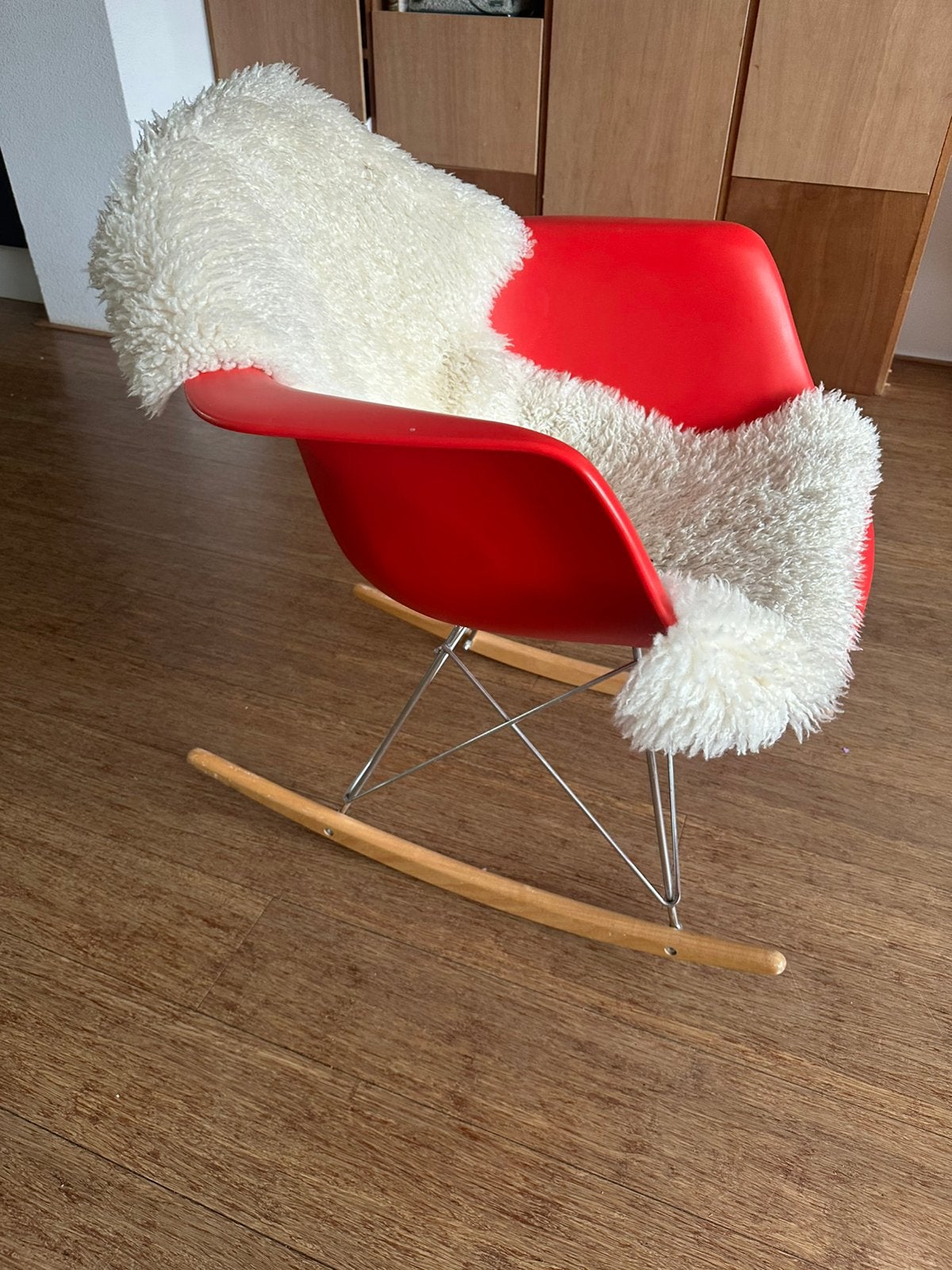 Vitra Eames replica RAR design schommel kuipstoel rood, Ophalen, Hout, Zo goed als nieuw, Eén