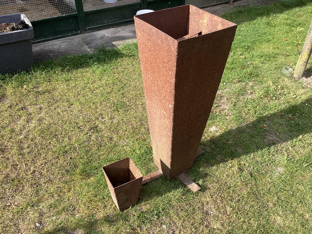 plantengeleiders,ijzeren bloempotten,bloempotten,zinken pot, Tuin en Terras, Bloempotten, Rond, Ophalen of Verzenden, Zo goed als nieuw