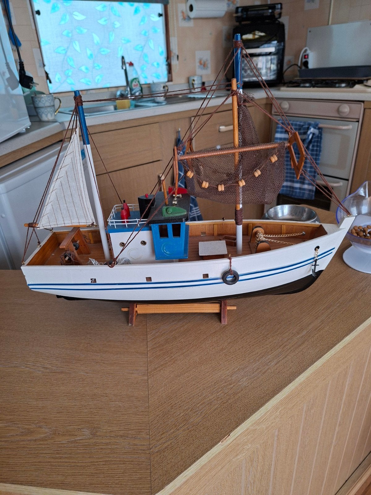 mooie houten vissersboot met veel details, Ophalen