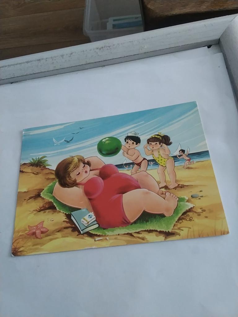 SPELENDE KINDEREN MET BAL OP STRAND, Verzamelen, Ansichtkaarten | Themakaarten, Ophalen of Verzenden