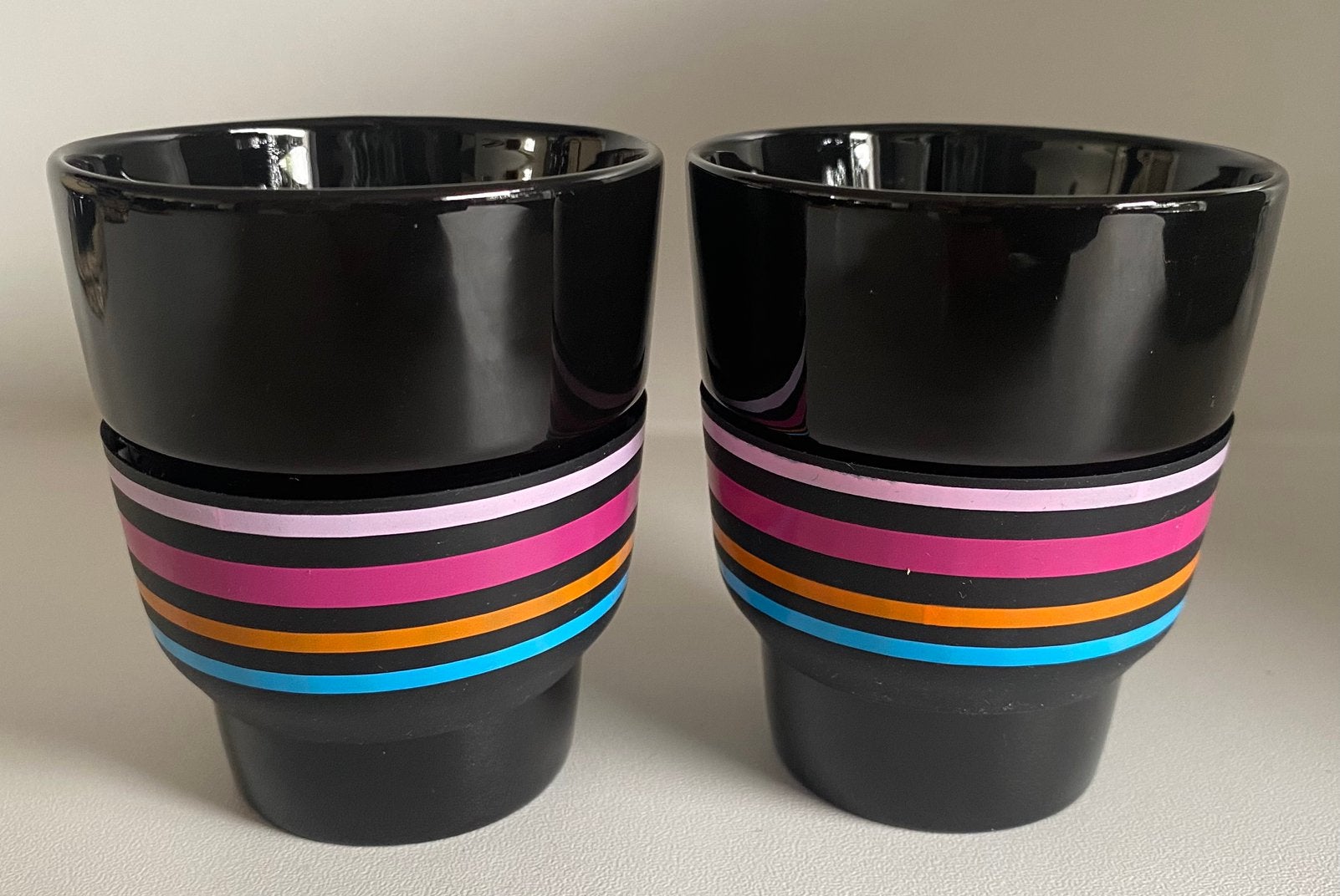 2 Nespresso mokjes met gekleurde band. Hoogte 8/8,5 cm., Overige merken, Zo goed als nieuw, Modern, Porselein