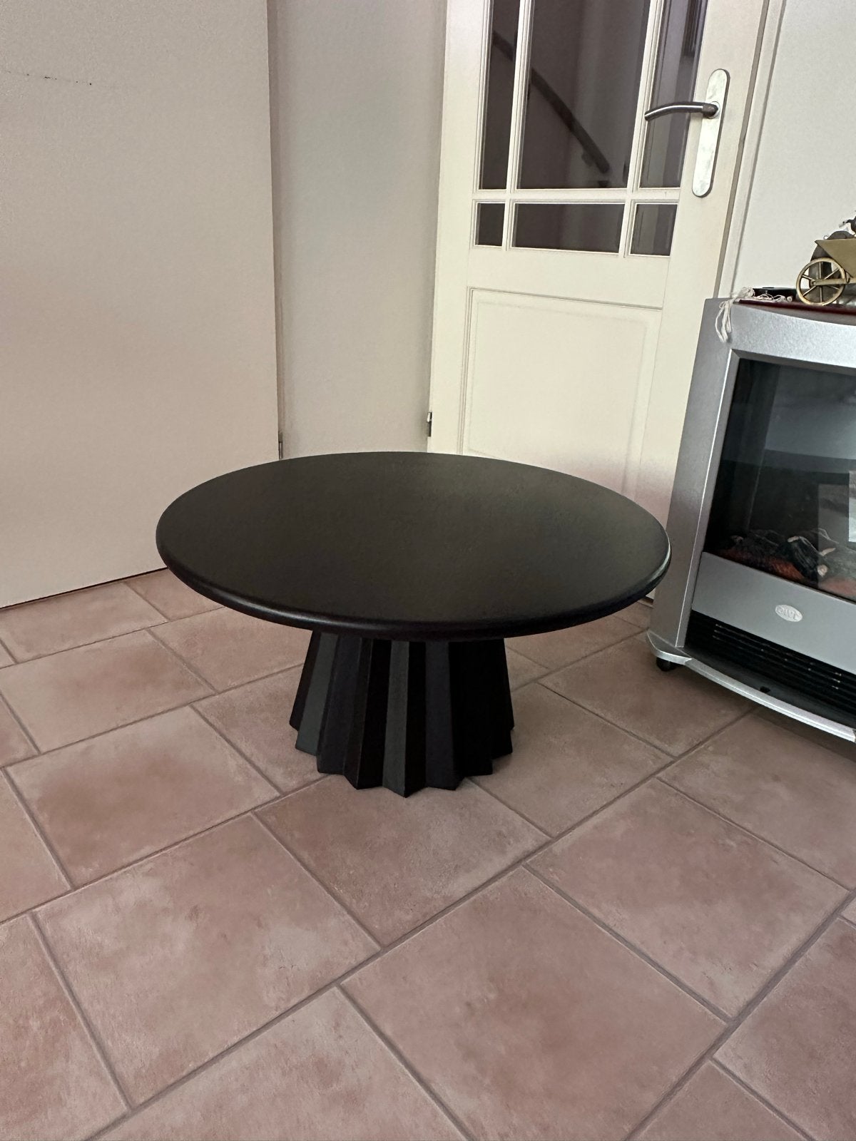 Stijlvolle Goossens Felicia  - Zwart Hout  Unieke Voet, Ophalen, Zo goed als nieuw, Rond, Overige houtsoorten