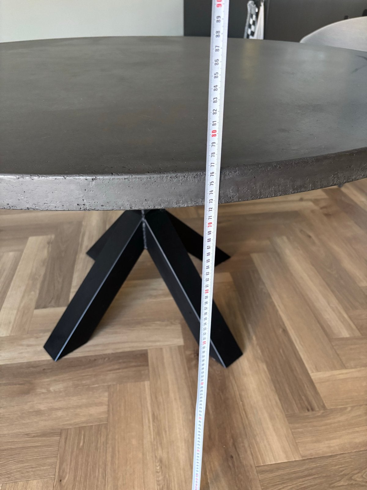 MOET WEG Ronde eettafel betonlook met stalen kruispoot, Ophalen, Gebruikt, 100 tot 150 cm, Rond