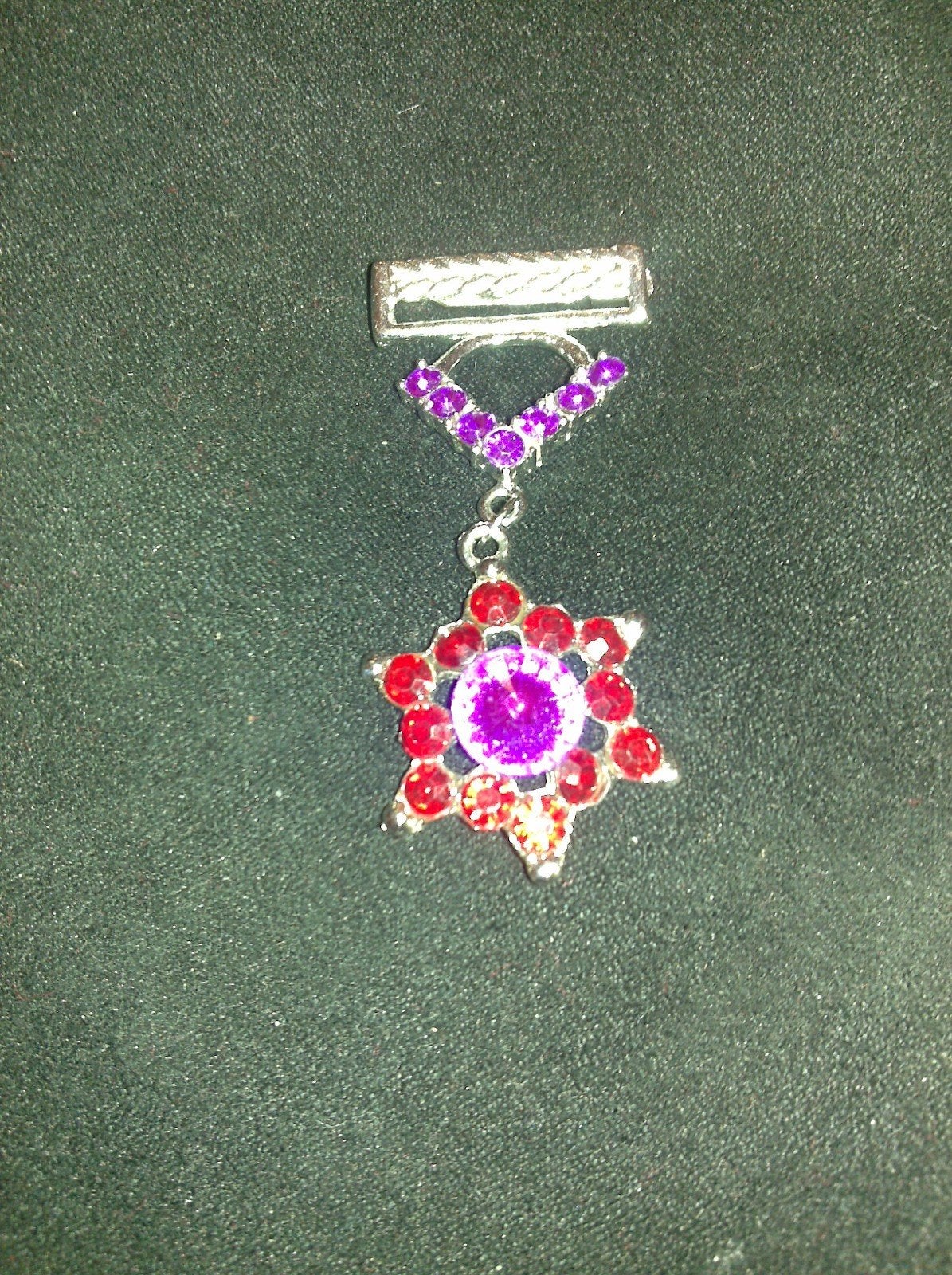Schitterende broche met rode en paarse strass steentjes, Ophalen of Verzenden, Overige materialen