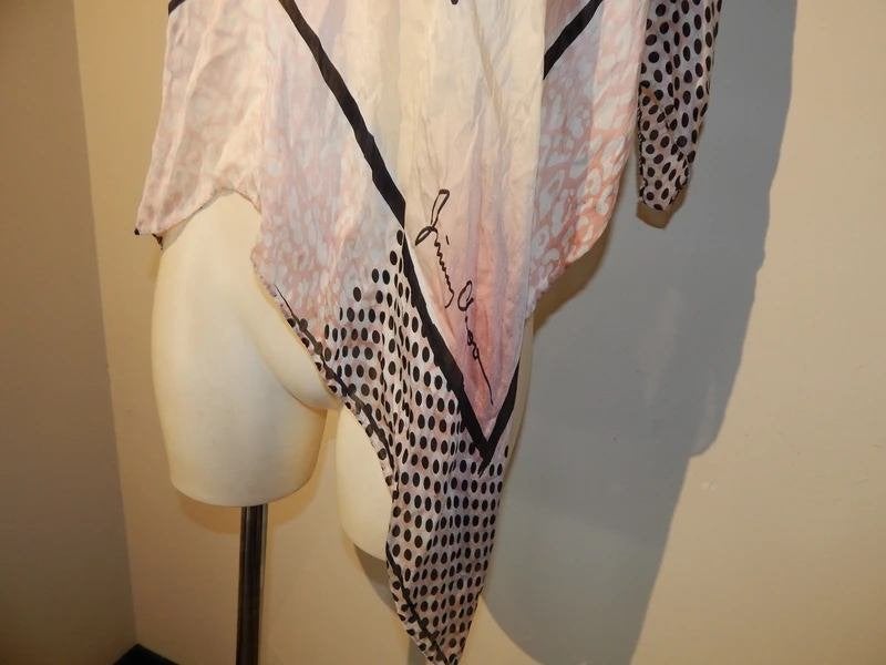 Jimmy Choo zijde shawl afbeelding print merk in de stof, Kleding | Dames, Mutsen, Sjaals en Handschoenen, Verzenden, Maat 46/48 (XL) of groter