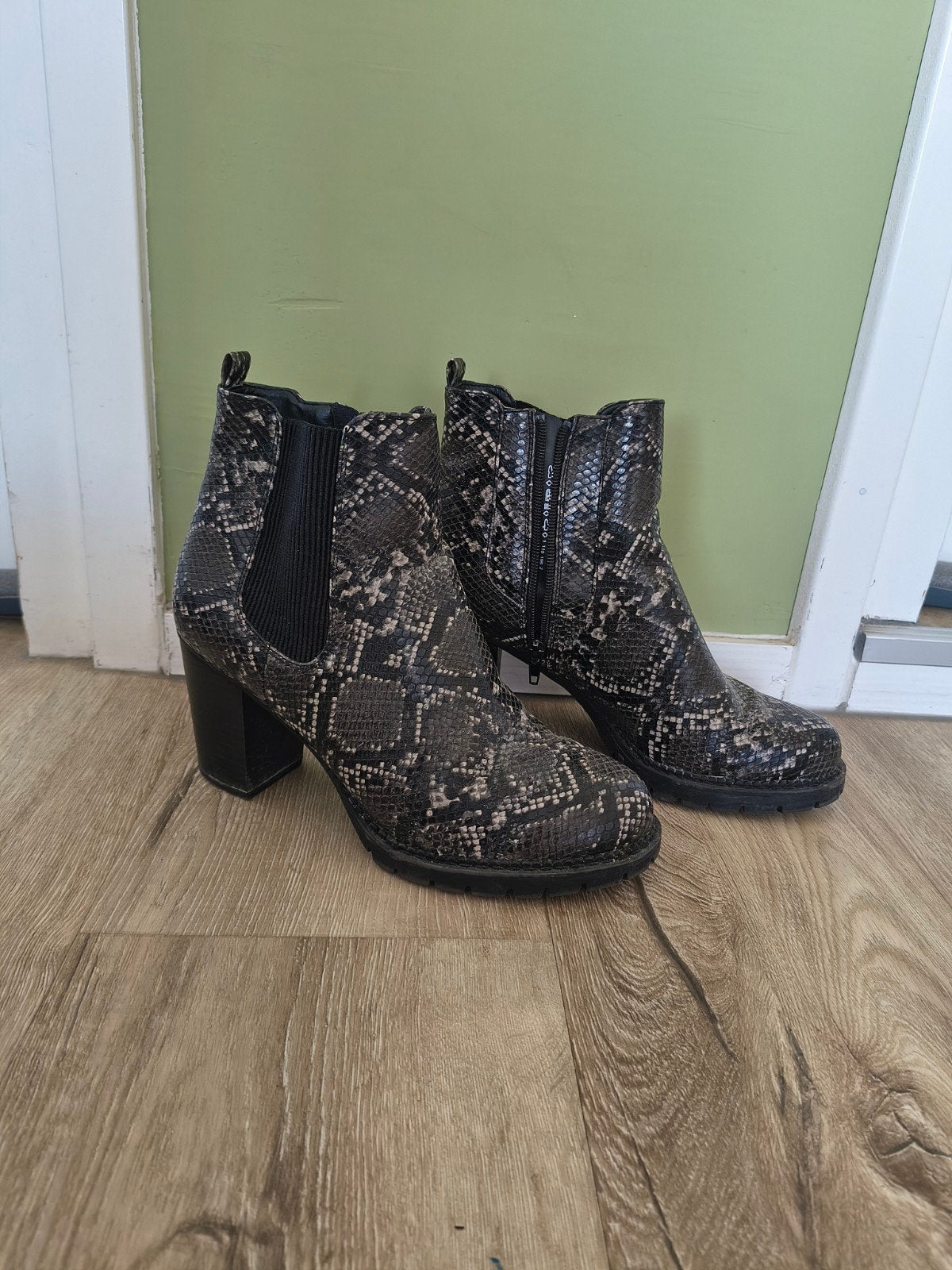 Prachtige zwarte slangenleer look enkellaarsjes met hak, 40., Kleding | Dames, Schoenen, Lage of Enkellaarzen, Ophalen of Verzenden
