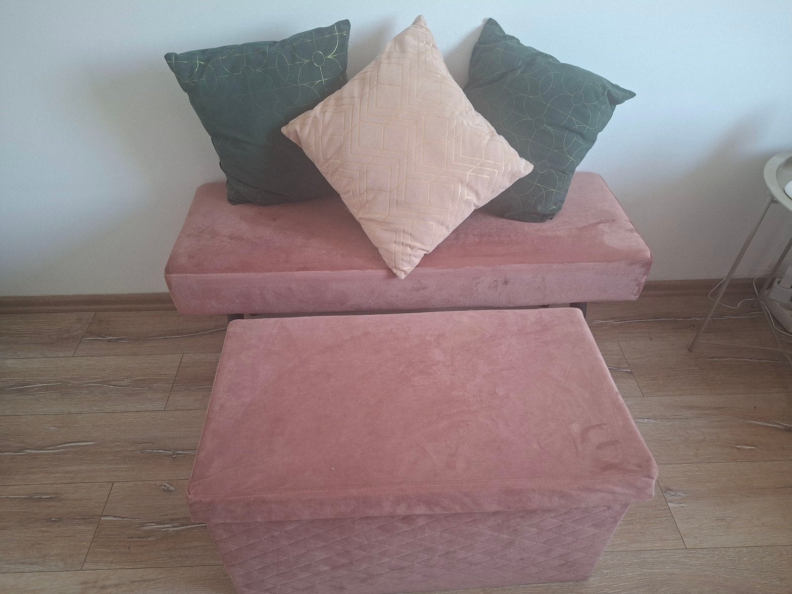 Roze fluwelen bankje en hocker met kussens van JYSK, Gebruikt, Modern, Scandinavisch, Ophalen of Verzenden, Stof