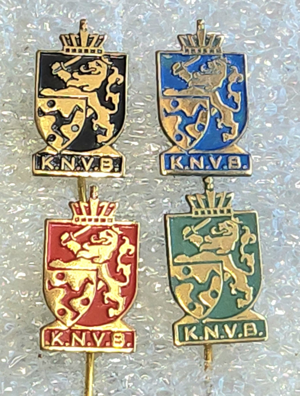 4 KNVB Speldjes - Verschillende Kleuren, Ophalen of Verzenden, Gebruikt, Sport, Speldje of Pin
