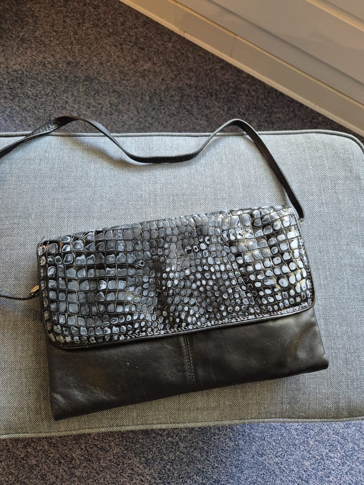 Vintage zwarte leren crossbody tas / clutch croco lakflap, Verzenden, Gebruikt, Zwart, Schoudertasje