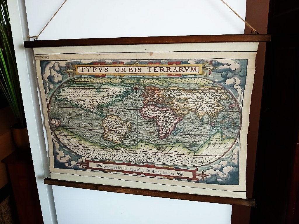 Wandkleed wandhanger description universelle du monde entier, Antiek en Kunst, Curiosa en Brocante, Ophalen of Verzenden