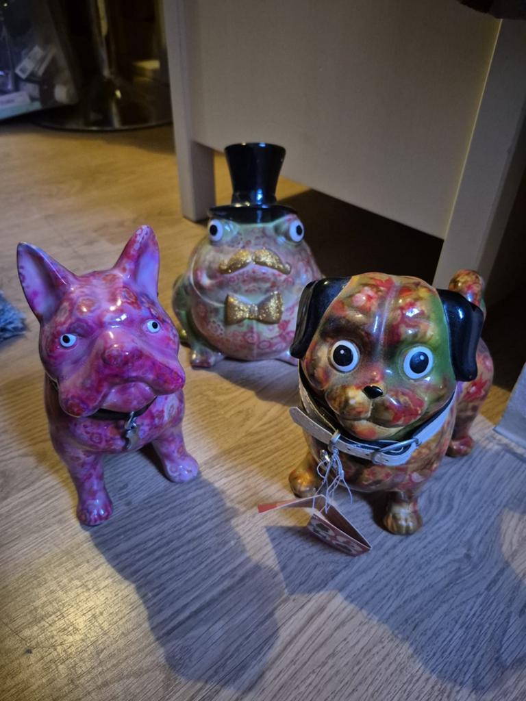 Pomme Pidou Spaarpotten: Hondjes en Kikker met Hoed, Ophalen of Verzenden, Zo goed als nieuw, Steen, Aardewerk of Keramiek, Dier