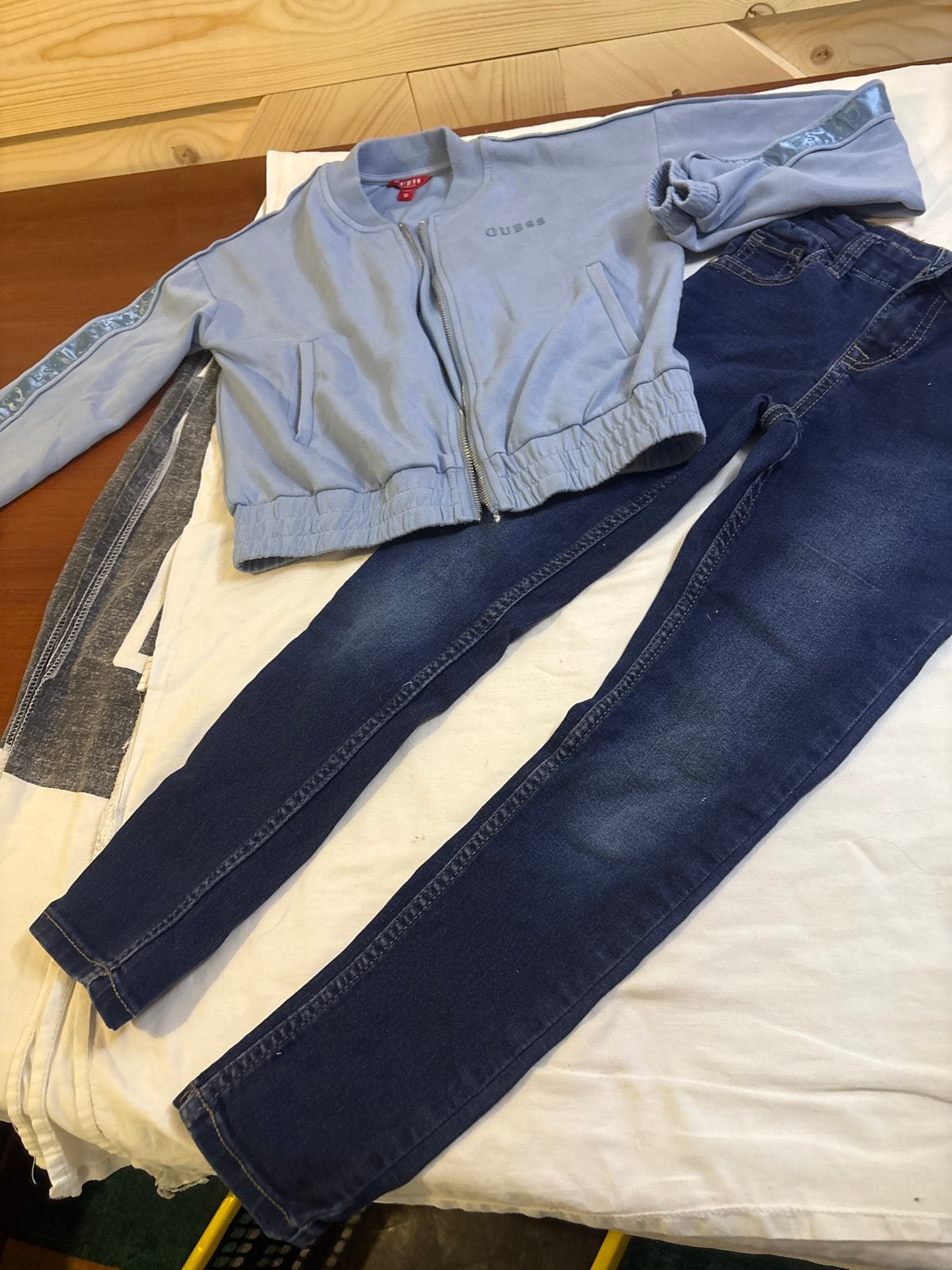 Guess Bomberjack en Jeans Set - Maat 140, Ophalen of Verzenden, Gebruikt, Meisje